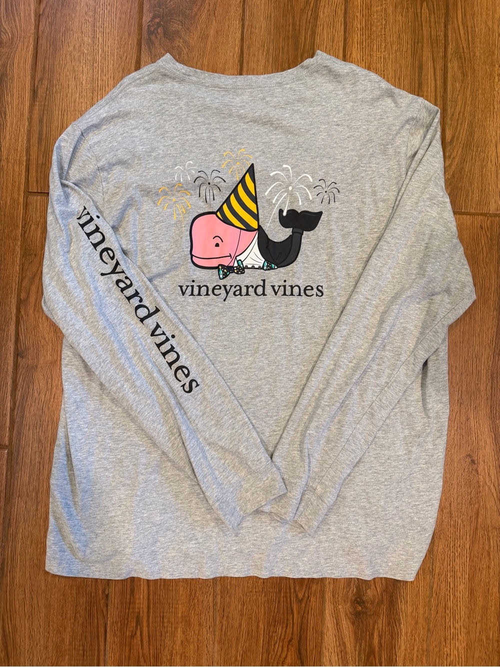 Vineyard Vines Gray Whale new year Party Long Sleeve Tee / men’s large